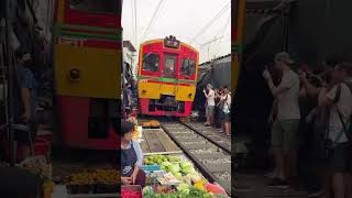  سوق على سكة القطار #بانكوك #تايلاند #سفر #سياحة #طبيعة #مغامرات #البحرين #الامترات #الامارات