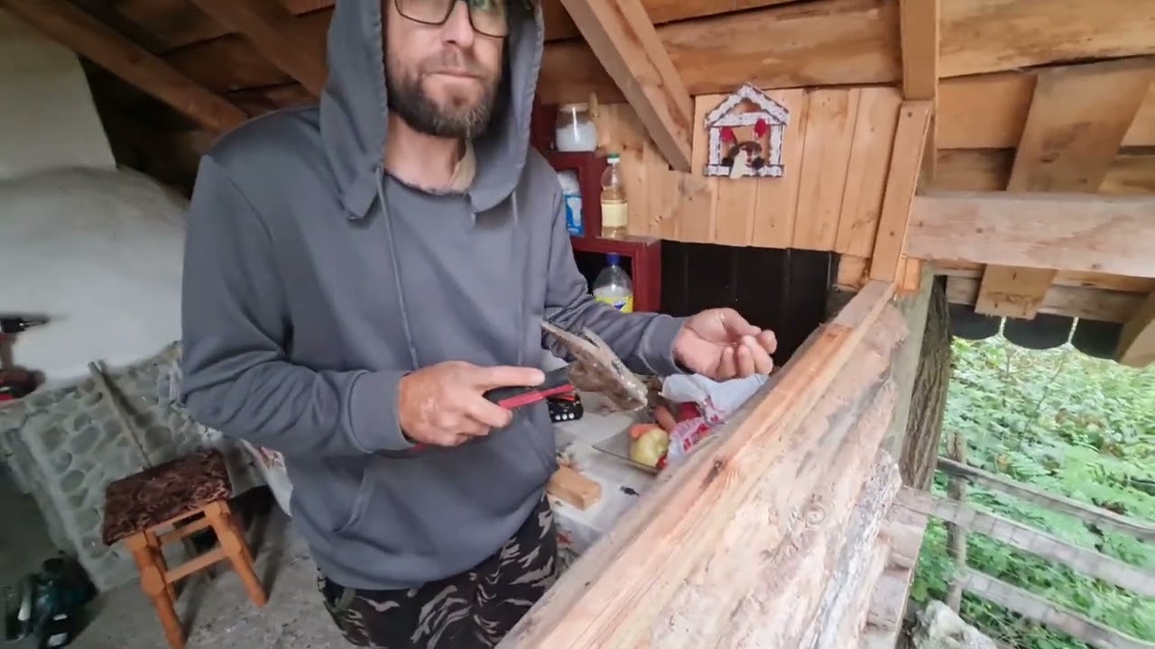 Montăm sticla la foișorul de la Căsuța din Pădure ! 