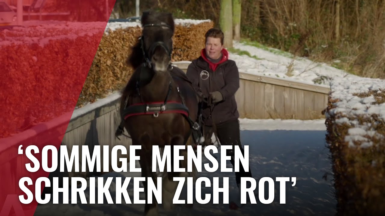 Mandy skiet achter een pony