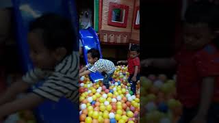 Bermain bola anak by Children's world Chanel 9 views 4 years ago 2 minutes, 39 seconds
