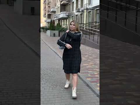 Сукня вільного крою, має кишені в бокових швах, з боків- розрізи, 50-64 Батал., видео 1