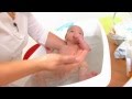 كيفية عمل حمام لرضيعك Comment donner le bain à son bébé