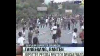 Suporter Persita Bentrok dengan Warga di Tol Jakarta-Merak