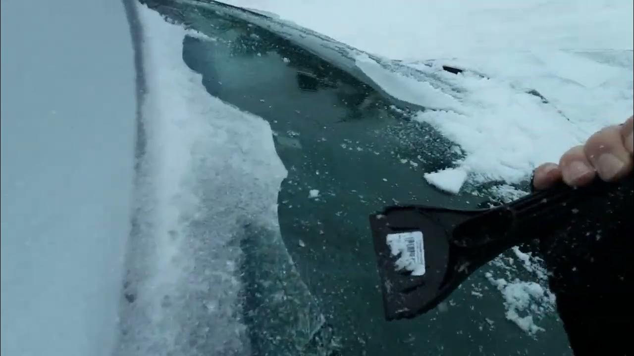 Scraping ice off car 2 days before Christmas 2022 Etienne Andlau