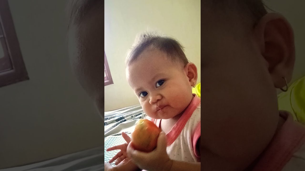 Vidio bayi lucu makan tomat 