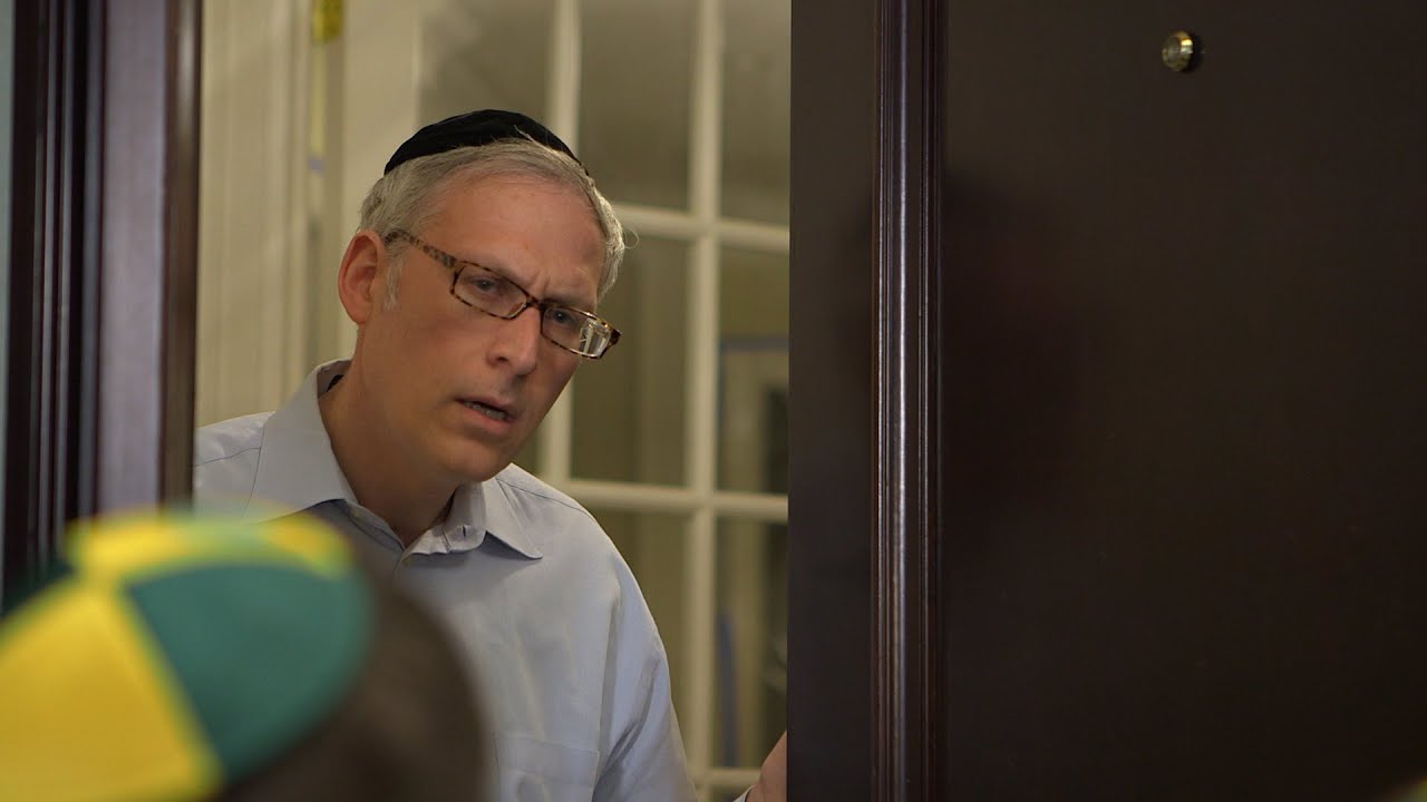 A Yingle with a Jingle at Your Door!