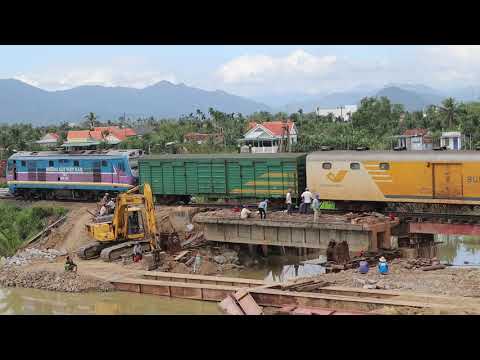 Video Tàu Hỏa SE7 Chạy Chậm Qua Cầu Tạm. - youtube