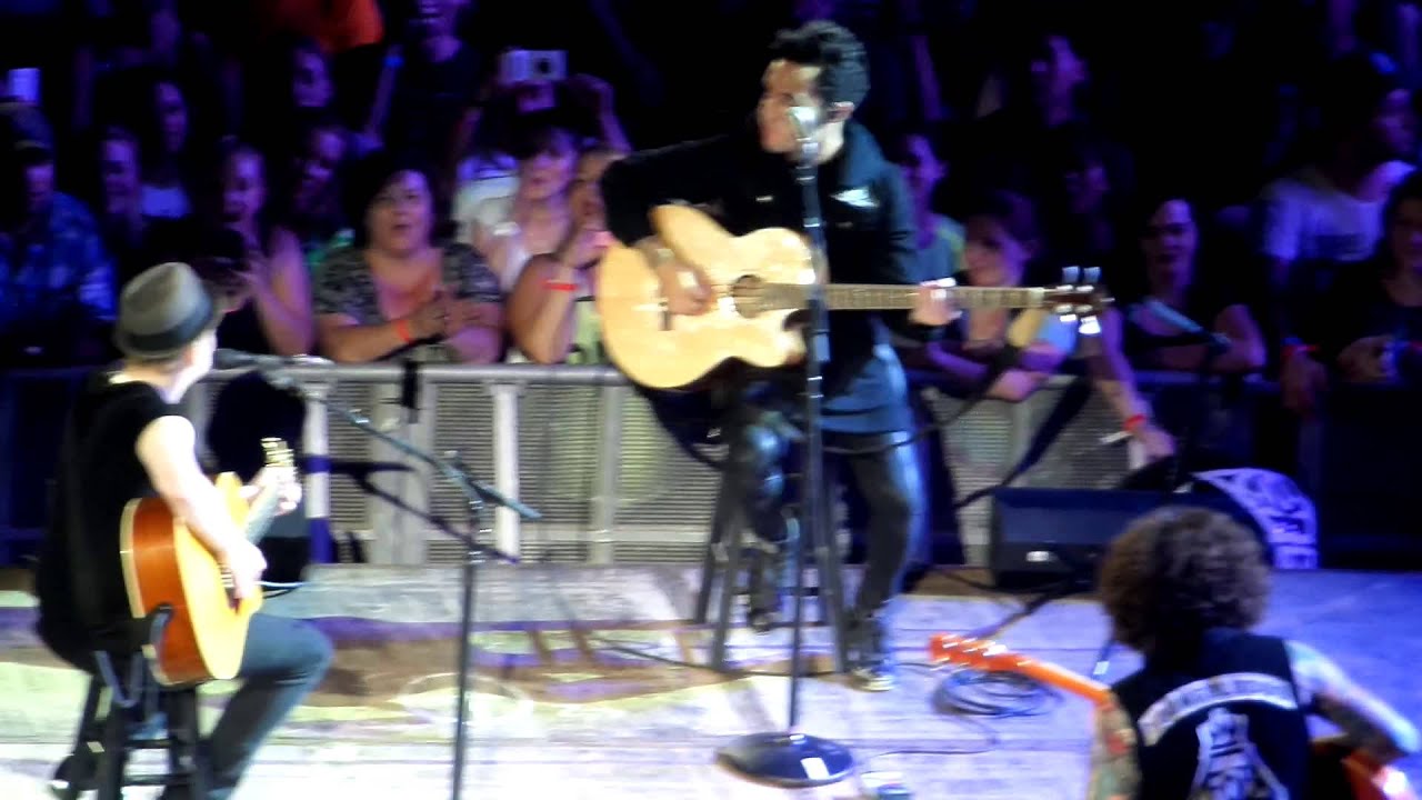 awesome-acoustic-fall-out-boy-where-is-your-boy-tonight-live