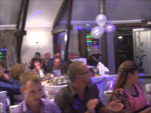 Мама невесты поздравляет молодых на свадьбе