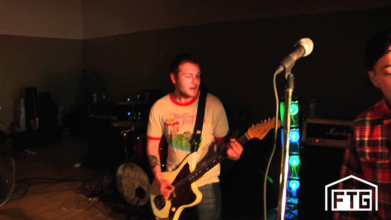 Living With Lions - She's A Hack (Live) auf YouTube ansehen Living With Lions - She's A Hack (Live) auf YouTube ansehen