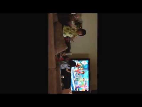 妖怪体操を踊る姉妹