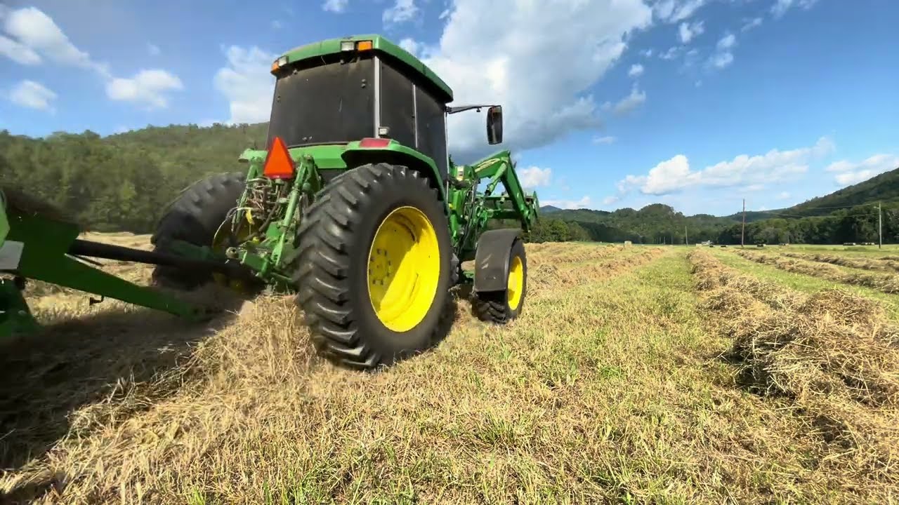 Последние круглые тюки сезона. 