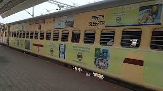 Nagpur Express Nizamuddin Express Crossing Hatkanagale station 🚊