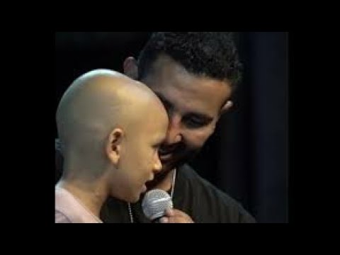احمد سعد ابكى الجمهور غنى صاحبي يا قوي مع طفل مصاب بالسرطان في حفله بالمنيا
