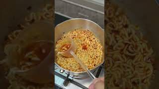 #food #turkeynoodles #cooking #spicynoodlesoup #noodles #coreanstreetfood #ramen #delicious #yummy