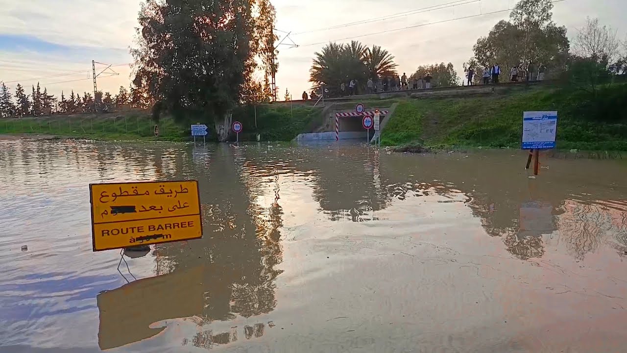 واد سبو امتلأ بعد ما طلقو الما من سد الوحدة و الطريق تقطعات