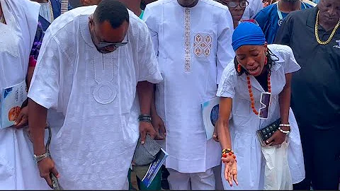 Dust-to-Dust: Odunlade Adekola, Mum & Siblings in Tears as They Pour Sand on Their Father’s Casket