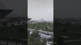 Hava Kara Bulutlu Yine Yağmur Yağıyor