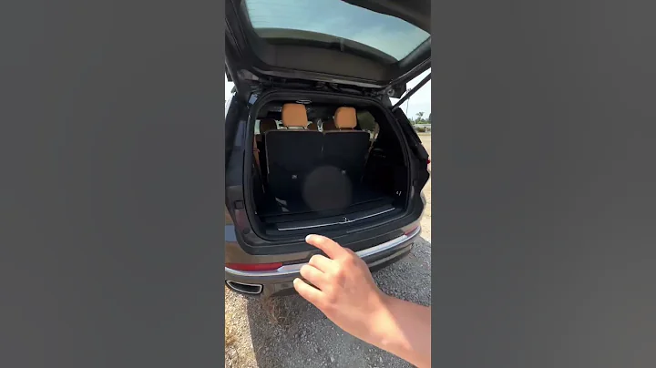 Jeep Grand Cherokee L Trunk space and fold down seats