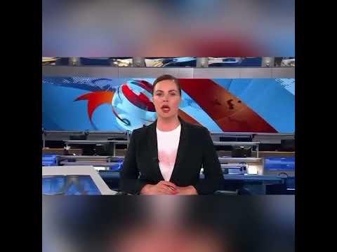 Женщина ворвалась с плакатом на прямой эфир "Первого канала"