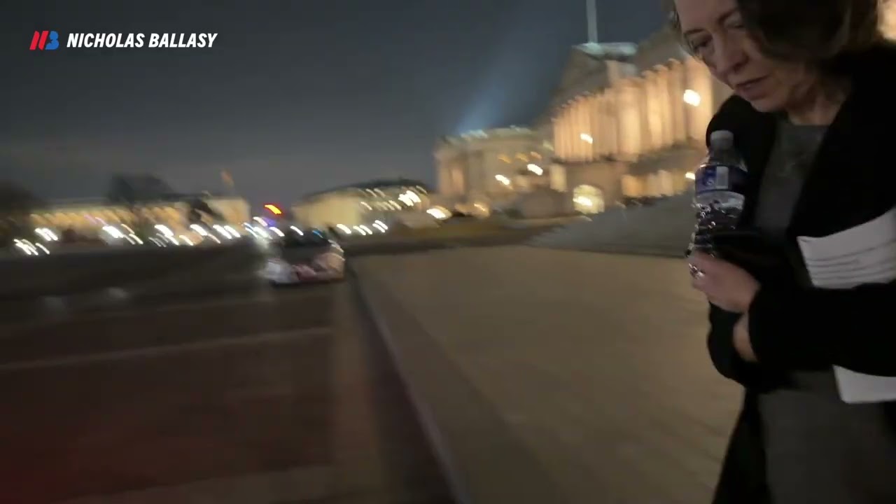 Сенатор Кэнтвелл отказывается комментировать, стало ли миру лучше без Мадуро у власти.