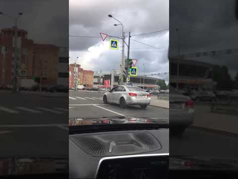 Едет на авто