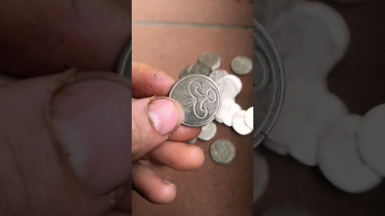 Vecchi gettoni per macchinette giochi da Bar rinvenuti sotto le macerie di un rudere
