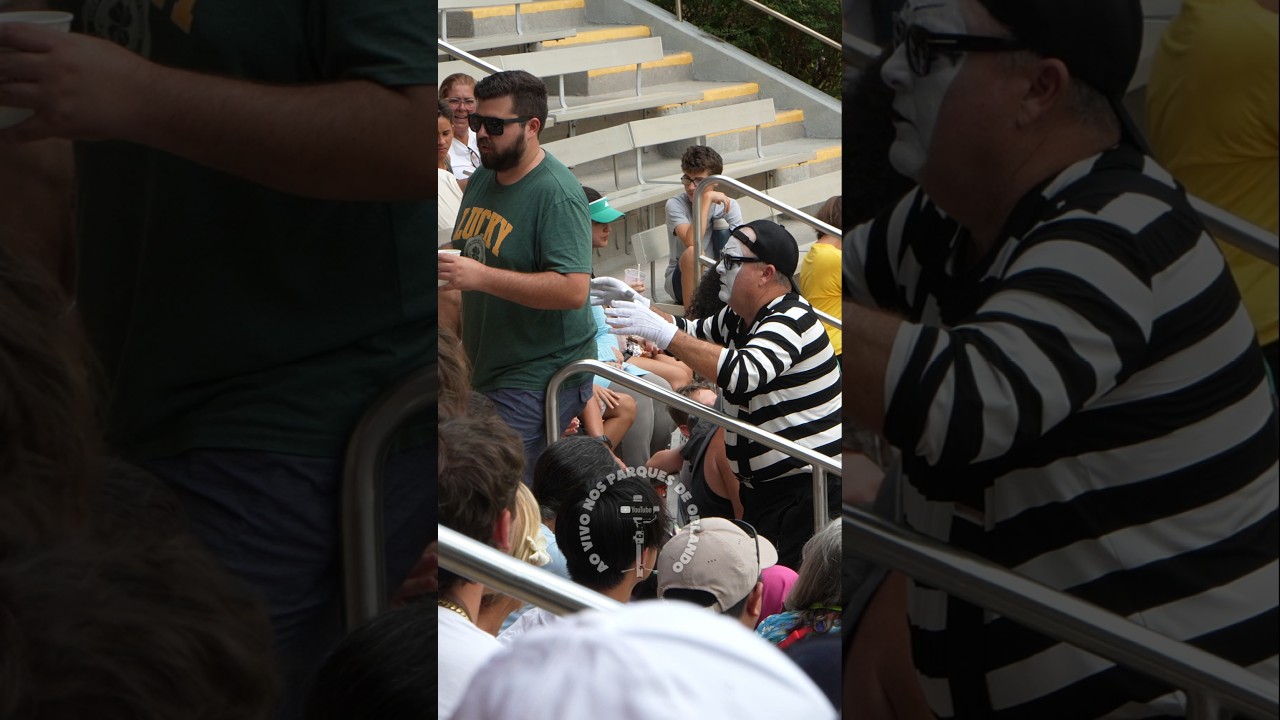 Tom o mímico imitando o homem com os copos nas mãos 😂🤣#tomthemime #seaworldmime #seaworldorlando