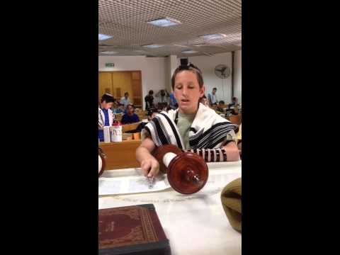 איתן מור נ י חתן בר המצוה קורא בתורה 