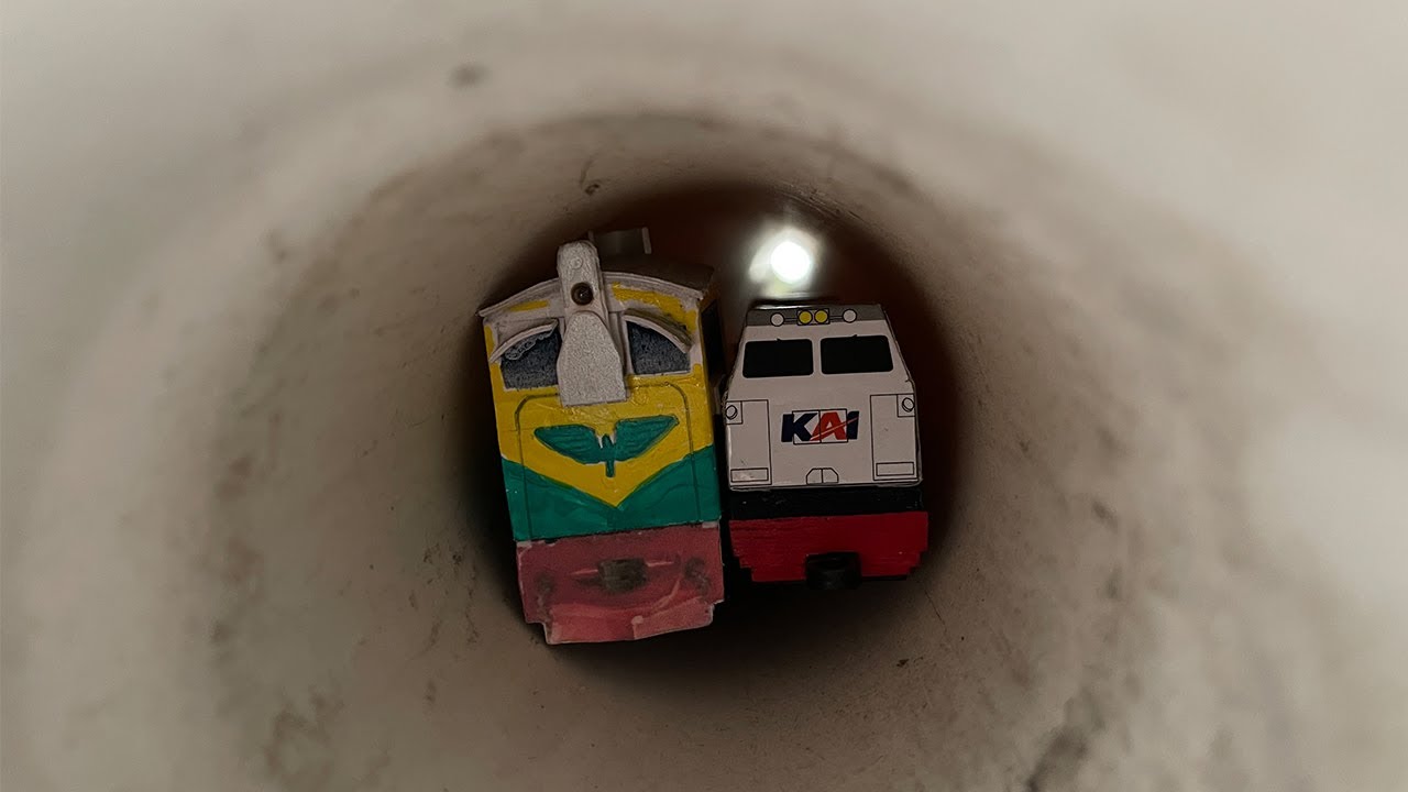 Merakit Mainan Kereta Api Masuk Ke Dalam Terowongan Panjang Lalu Anjlok di Tengah-tengah - Miniatur