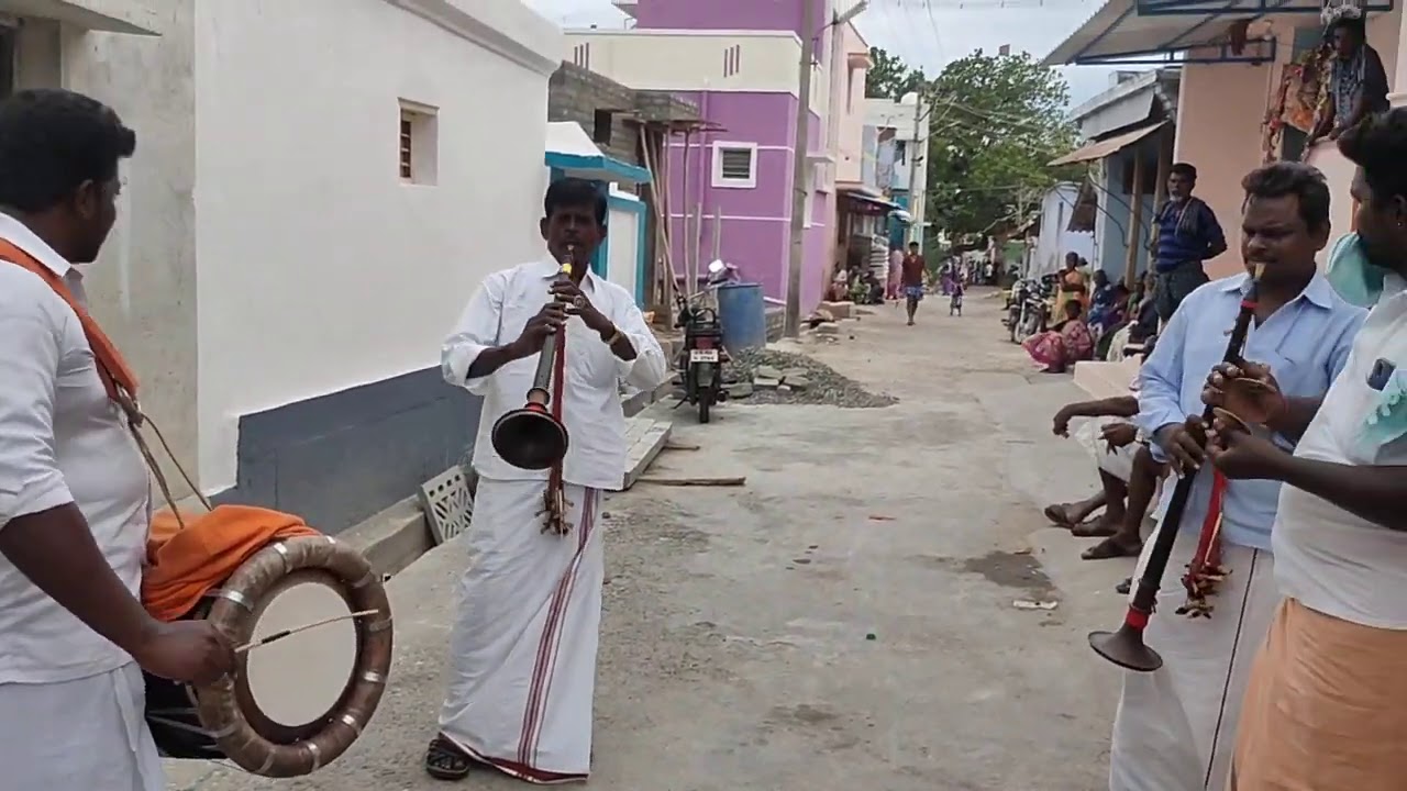 தம்பாலுரணி ஆறுமுகம் குழுவினரின் நையாண்டி மேளம்