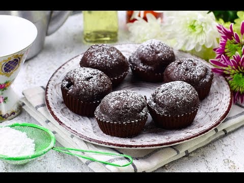 Шоколадные маффины с консервированной вишней