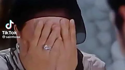 Stan Twitter: Girl trying to peel of her face and crying