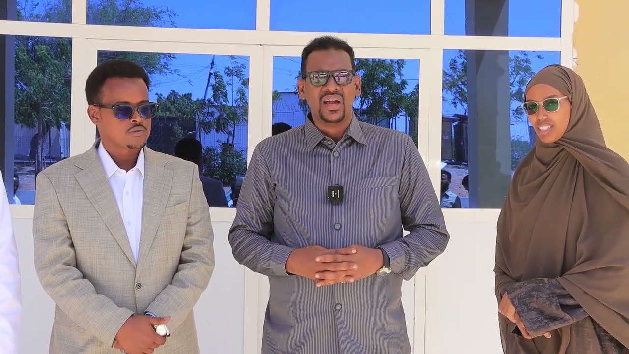 Wasiir Dowlaha Kaluumaysiga oo deeq lacag ah gaarsiiyey dad ku soo dhaawacmay dagaalkii Khawaarijta.