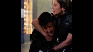 she puts him in a headlock #theflash #arrow #supergirl #barryallen #oliverqueen #shorts #funnyshorts