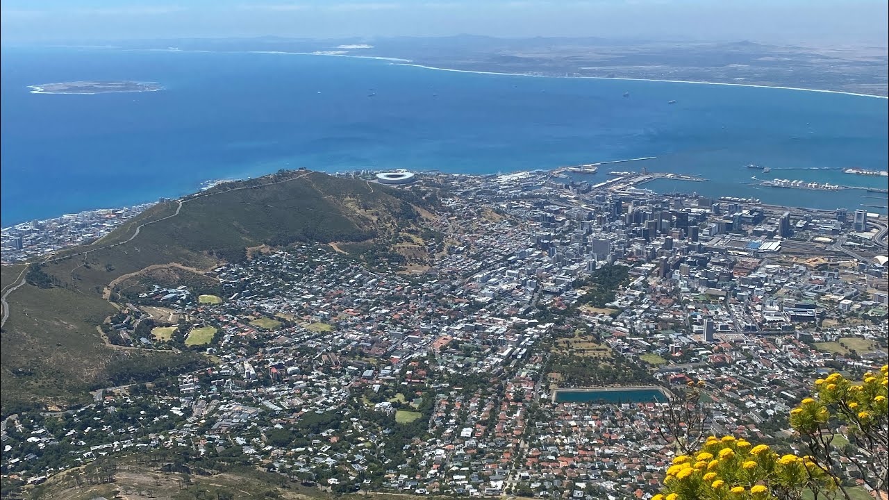 VLOGMAS 7| Drive Around Capetown- From SeaPoint to Table Mountain | Camps Bay Houses