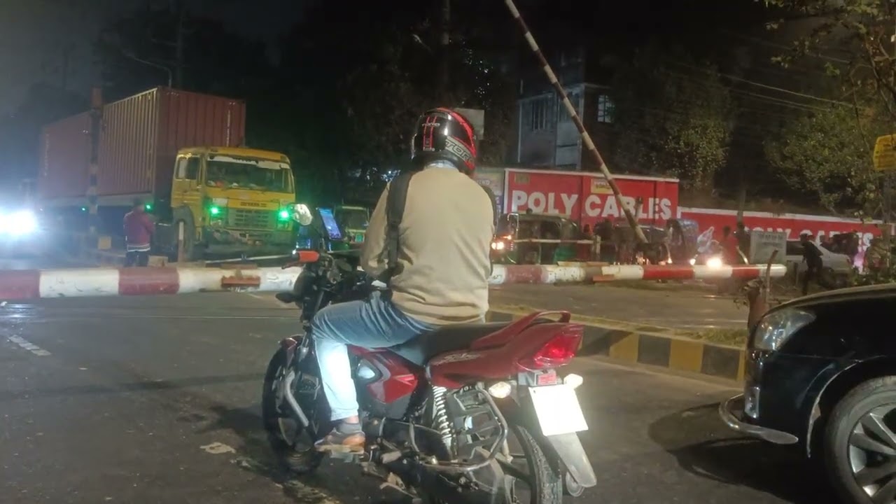 বাংলাদেশের রেলওয়ে ক্রসিং এর যে অবস্থা যেকোন মূহুর্তে ঘটতে পারে বড় ধরণের এক্সিডেন্ট...🚉🚊 