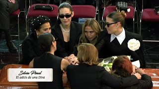 Thumbnail for CONMOVEDOR: Mujeres de la Dinastía Pinal se ABRAZAN sobre féretro de Silvia Pinal
