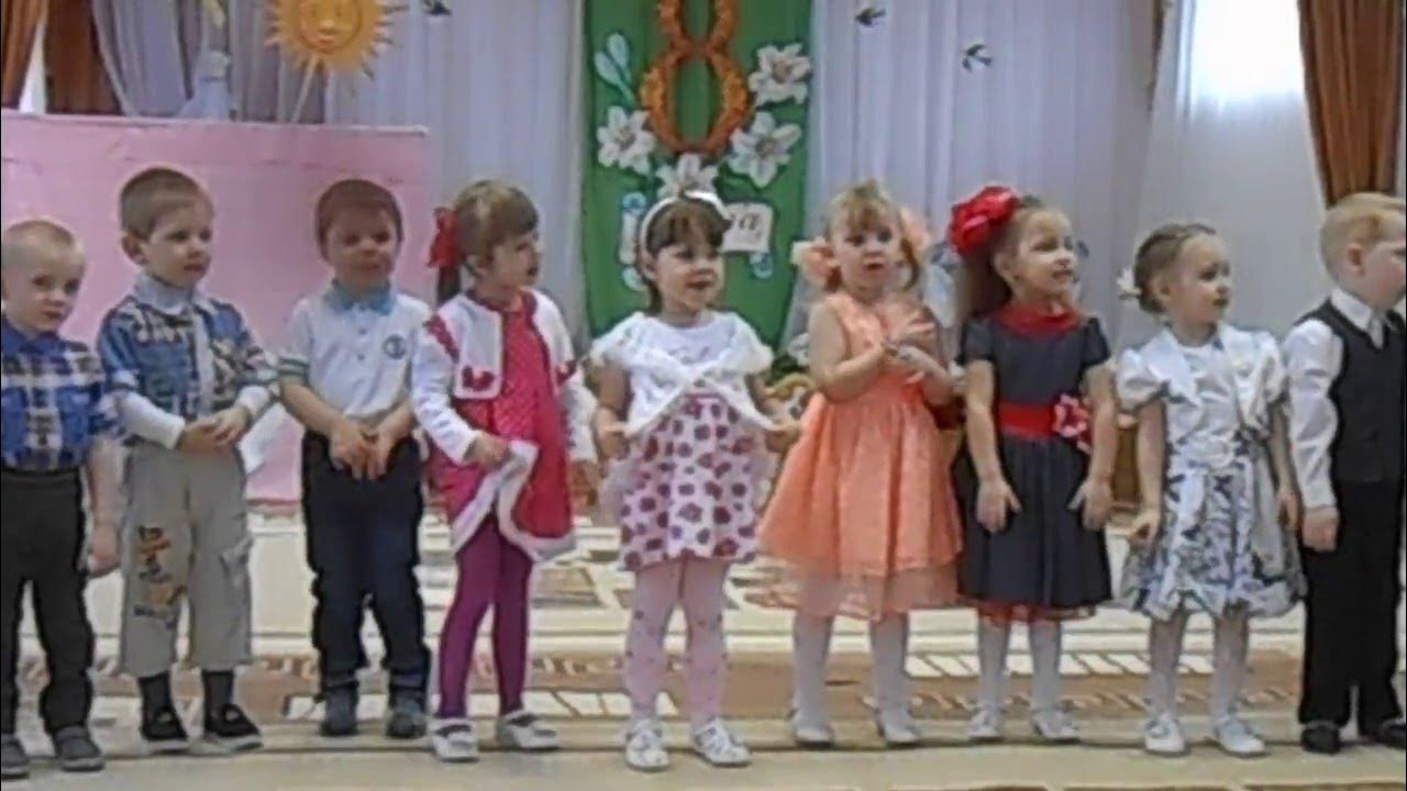 Песня где танцуют дети. Дети поют в садике. Дети в детском саду прют. Фото дети поют в детском саду. Дети танцуют и поют в детском саду.