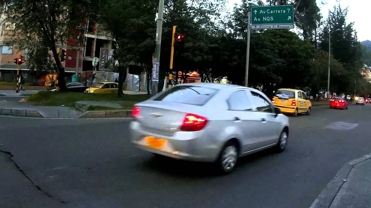 Carro se pasa semáforo en rojo y casi provoca accidente - YouTube