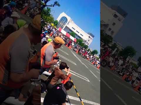 【神業トライアルショー】バイク女子が手に持った風船を割る！