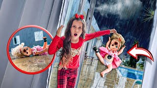Minha Irmãzinha Colocou A Boneca Estranha Na Chuva