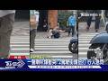 一聲喇叭爆衝突! 2駕駛街頭扭打 行人急閃｜TVBS新聞 @TVBSNEWS01