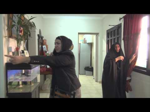 دموع ام المعتقلين حسن وعلي بن رجب بعد تلقى اتصال من ابنها حسن من سجن جو بعد انقطاع اخبارهم