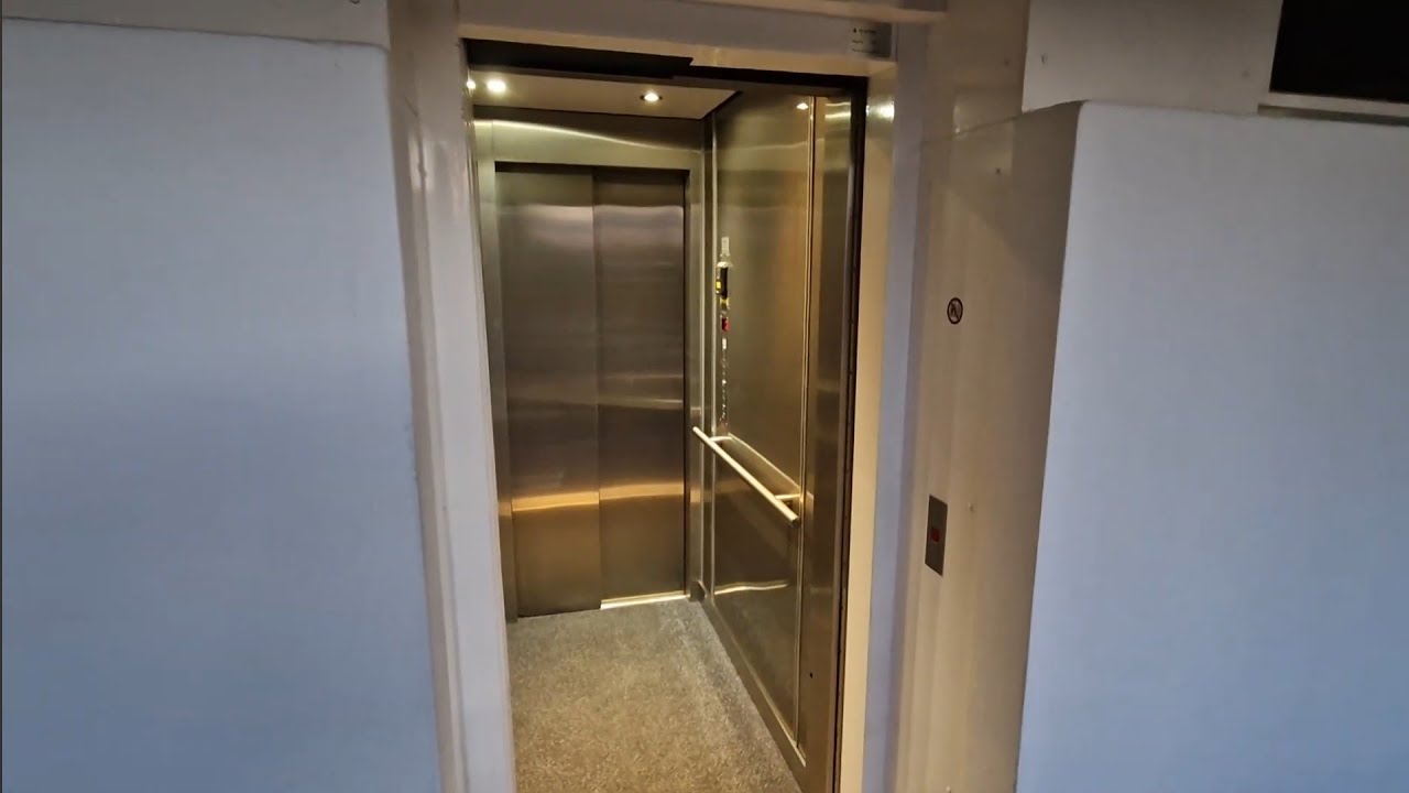 Sehr interessanter IntraTrade Hydraulik Aufzug (Interesting IntraTrade hydraulic lift) @Uster, CH