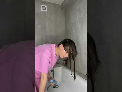 Видео: Как мыть расслабленные волосы: 5 шагов (с иллюстрациями)