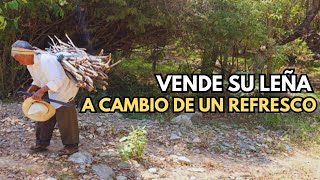 Vende su leña a cambio de un refresco