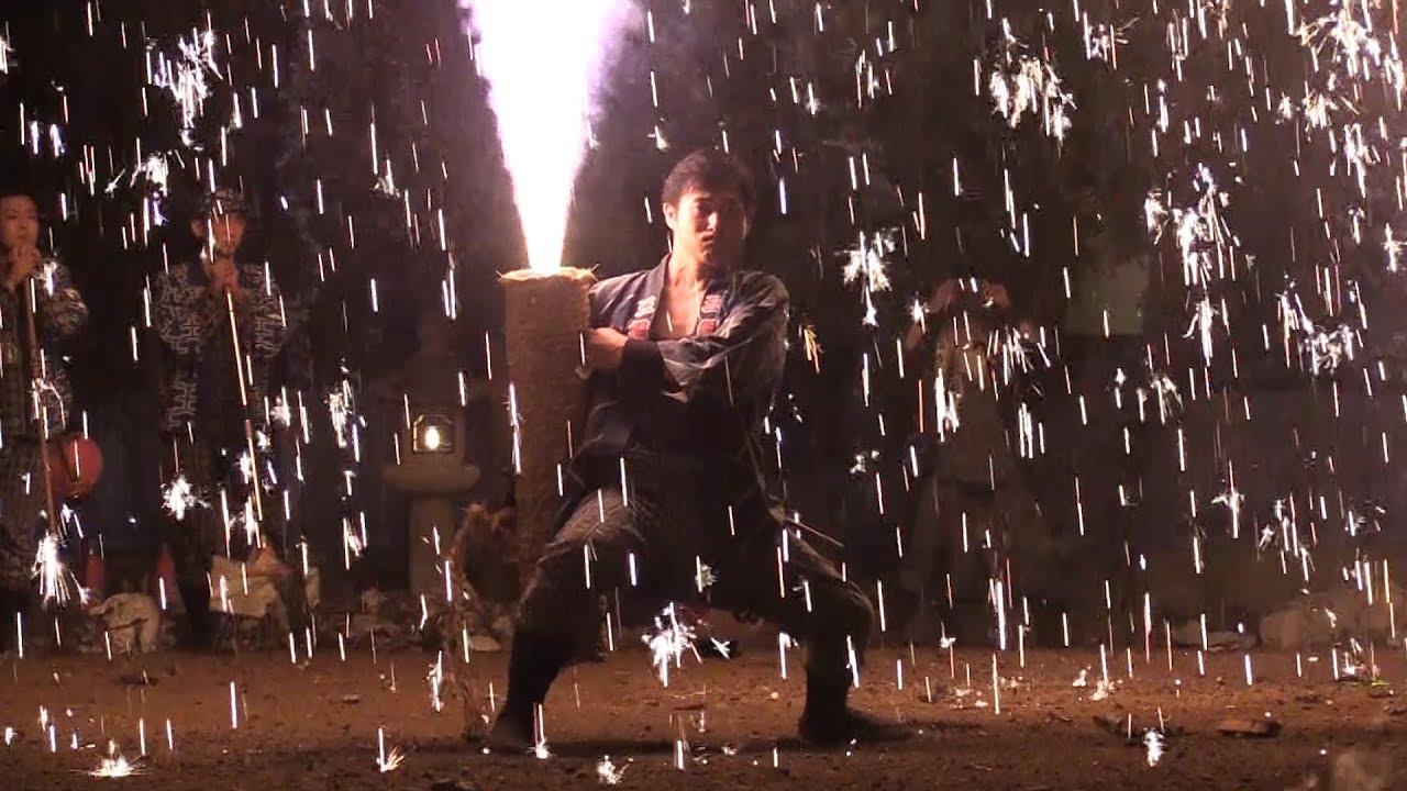 伝統の手筒花火、夜空を焦がす＝愛知