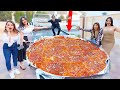 صنعت اكبر بيتزا في العااالم | واتحديت اليوتيوبرز ياكلوها معي !!