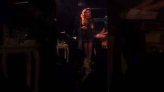 Feride Hilâl Akın - Yeterki Onursuz Olmasın Aşk Canlı Performans